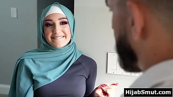 Gadis Muslimah Muda Diajari Oleh Pelatih Sepak Bolanya