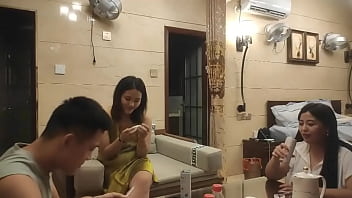 Gadis Tionghoa Seksi Dengan Gaya Yang Sangat Modis, Terlihat Awet Muda