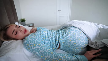 Ibuku Tiri Yang Genit Membangunkanku Dengan Cara Terbaik Yang Dia Tahu!