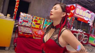 Gadis China Mio Digoyang Di Pasar Malam.