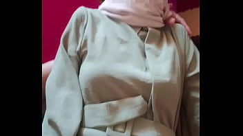 Saudari Tiri Berhijab Yang Panas Saat Lebaran