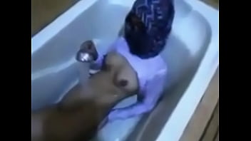 Gadis Berhijab Yang Menggoda