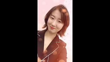 Bintang Analis Keuangan China Terkenal, Dorrit Yaqi, Menggoda Dengan Mulutnya Yang Menggairahkan