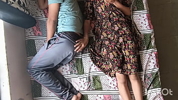 Bhabhi Desi Shivani Menggoda Devar Yang Tertidur Lalu Menungganginya Dengan Pose Amazon Yang Menggairahkan.
