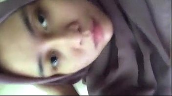 Gadis Berjilbab Yang Mandiri Dan Memikat