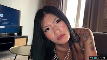 Kakak Tirinya Ketahuan Kirim Foto Bugil!