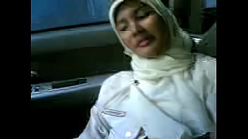Mobil Panas Dengan Gadis Berjilbab
