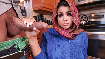 Pria Mesum Bantu Gadis Berhijab Merasa Nyaman – Hijablust