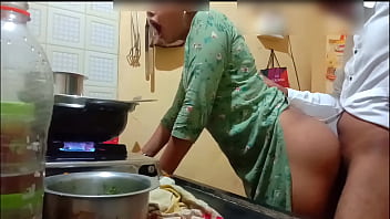 Istri Seksi India Digituin Sambil Masak