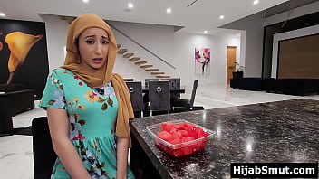 Gadis Muslim Pemalu Yang Menggoda Teman Amerika Dengan Mulutnya