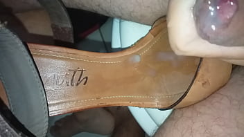 Menggoda Diam-diam Di Sandal Bibi