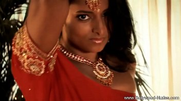 Gadis Eksotis Dari India