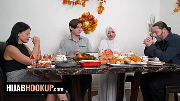 Gadis Muslim Audrey Royal Rayakan Thanksgiving Dengan Bercinta Bergairah Di Atas Meja – Kencan Berhijab