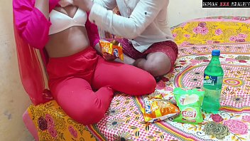 Kakak Tiri Memberi Kurkura Dan Menggoda Adik Perempuannya Dalam Adegan Panas Hindi Xxx