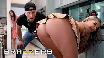 Brazzers – Hayley Davies, Si Koki Nakal, Menggoda Suami Sahabatnya Dan Merusak Makan Malam Anniversary Mereka