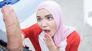 Adik Tiri Berhijab Rela Lakukan Apa Saja Untuk Investasi Dari Kakak Tirinya – Hijablust