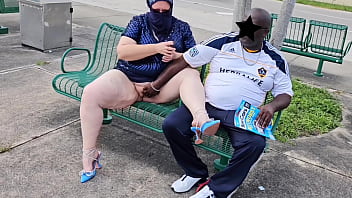Hijab Muslim Milf Biarkan Pria Asing Di Halte Bus Memuaskan Dirinya Dua Kali Di Bibir Tebalnya Yang Menggoda (di Luar Ruangan) Bbw Ssbbw