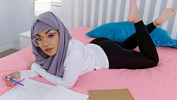 Kakak Tiri Bantu Adik Hijabnya Jadi Pusat Perhatian Semua Cowok Di Sekolah – Hijablust