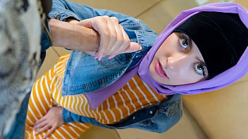 Gadis Timur Tengah Siap Melangkah Lebih Jauh Dengan Pelatihnya – Hijablust