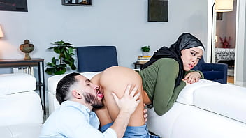 Kakak Tiri Nakal Mengajari Adik Hijabnya Cara Memegang Kontol – Hijablust