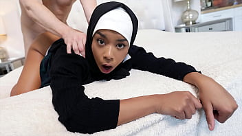 Anak Tiri Berhijab Ingin Merasakan Penis Menusuk Dalam-dalam – Hijablust