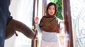 Tetangga Nakal Bantu Gadis Berhijab Kenal Lingkungan – Goyang Hijab