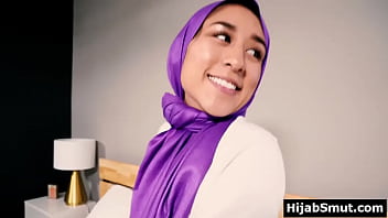 Gadis Arab Berhijab Beraksi Tanpa Izin Orang Tua