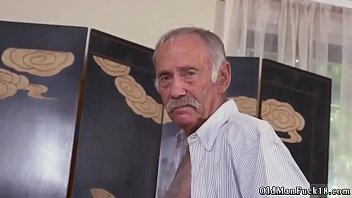 Nenek Berciuman Dengan Pria Muda Dan Beruang Tua Untuk Pertama Kalinya Ke Arah Selatan