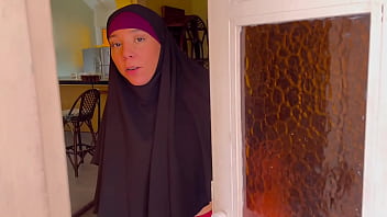 Madrastra Arab Muslimku Berhijab Memperlihatkan Pantat Besarnya Padaku