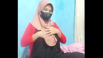 Gadis Hijab Indonesia Masturbasi Pakai Dildo Hingga Klimaks