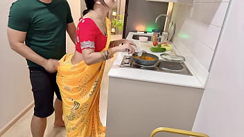 Istri Berpantat Besar India Sangat Bergairah Saat Masak