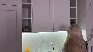 Seksi Pirang Dengan Stoking Hitam Suka Bercinta. Pasangan Amatir Asal Rusia
