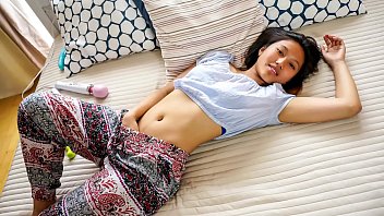 Pencarian Orgasme – May Thai, Gadis Asia Cantik, Menikmati Klimaks Erotis Dengan Vibrator
