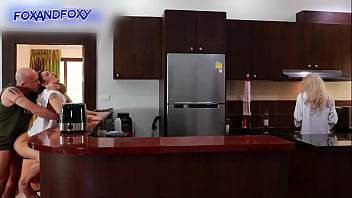 Hampir Ketahuan: Anal Mengejutkan Di Dapur Dekat Ibu Mertua Yang Lagi Masak
