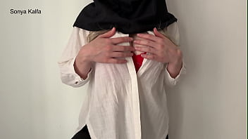 Sekretaris Berhijab Yang Seksi Menukar Badan Demi Kenaikan Gaji
