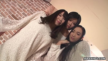 Tiga Gadis Asia Panas Saling Menjilati Memek