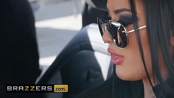 Katrina Jade Dan Xander Corvus: Gila Asmara Di Dalam Mobil