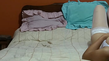 Kamera Tersembunyi – Masturbasi Bersama Ibu Tiri Latin, Ia Mengerang Minta Ditiduri, Pria Menancapkan Kontol Besarnya Ke Memek Berbulu Yang Menggoda