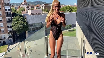 Gadis Kuba Cantik Yang Kurus Jadi Gugup Saat Mengisap Di Depan Umum, Akhirnya Minta Susu Di Atas Payudara Besarnya. Gabriela Flores Dan Victor Bloom.